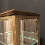 Ancienne petite vitrine murale.