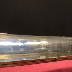 Ancienne petite vitrine de comptoir de magasin.