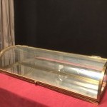 Ancienne petite vitrine de comptoir de magasin.