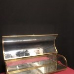 Ancienne petite vitrine de comptoir de magasin.