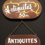 Anciennes enseignes de magasin d'antiquités.