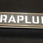 Ancienne enseigne de magasin de parapluies.