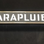 Ancienne enseigne de magasin de parapluies.