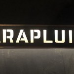 Ancienne enseigne de magasin de parapluies.