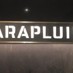 Ancienne enseigne de magasin de parapluies.
