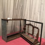 Ancienne vitrine miniature de bijouterie.