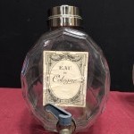 Deux anciens tonnelets à parfum de magasin.