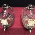 Deux anciens tonnelets à parfum de magasin.