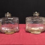 Deux anciens tonnelets à parfum de magasin.