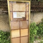 Ancienne vitrine murale de bijoutier.