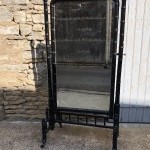 Ancien miroir psyché de magasin.