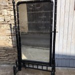 Ancien miroir psyché de magasin.